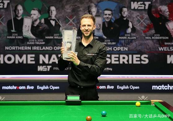 足球环境中 足球环境中